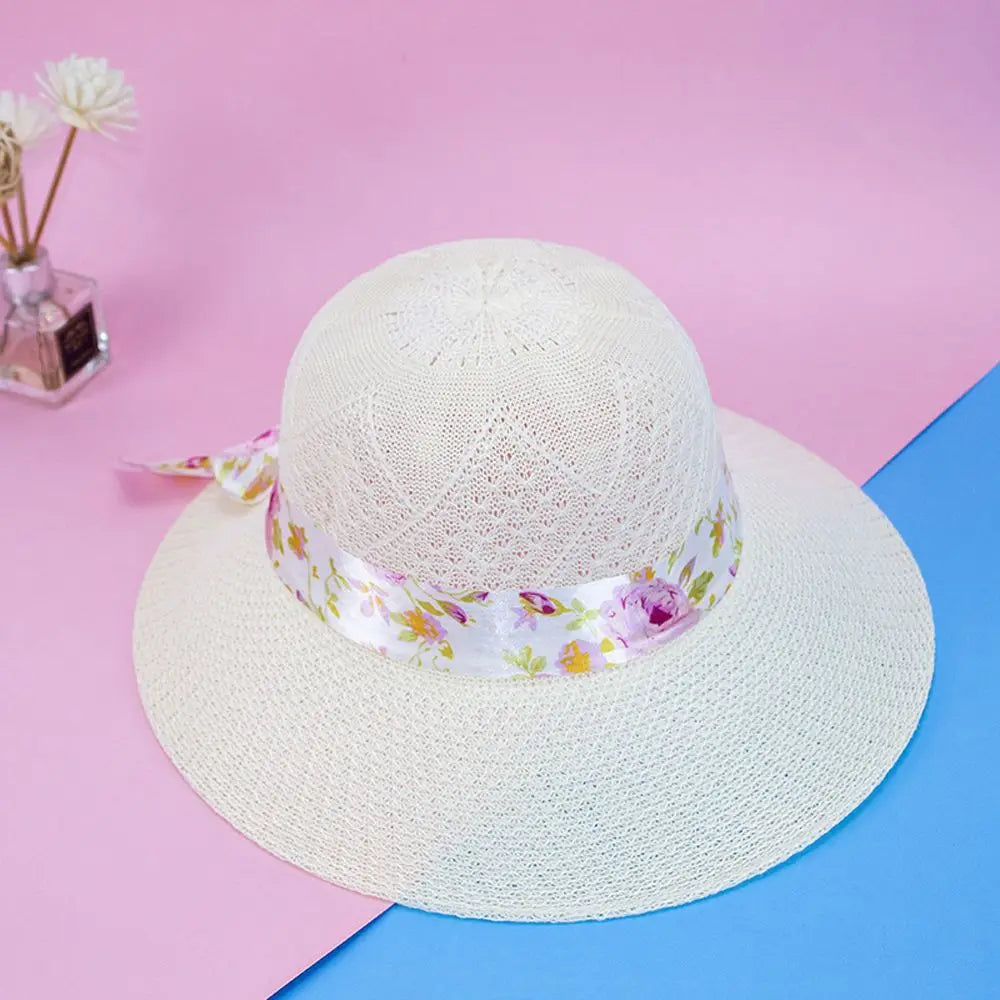 Gros plan sur la texture d'un chapeau de paille aéré
