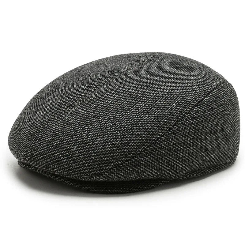 Béret en coton posé sur une surface en bois