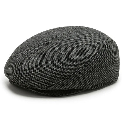 Béret en coton posé sur une surface en bois