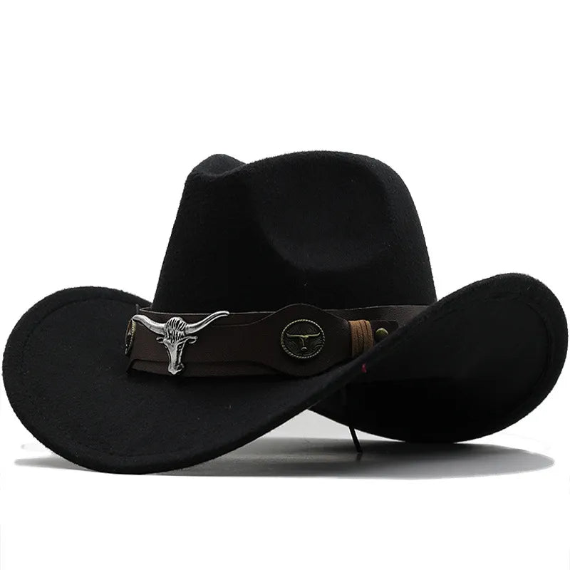 Chapeau cowboy posé sur une clôture en bois