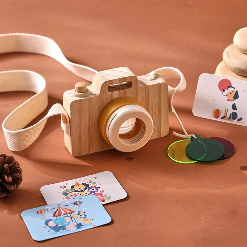 Appareil photo en bois sur une table avec cartes puzzle