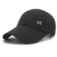 Casquette verte avec visière courbée sur fond neutre