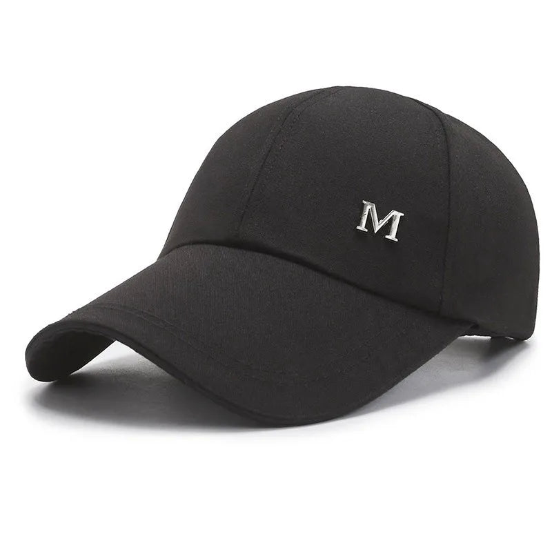 Casquette verte avec visière courbée sur fond neutre