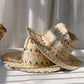 Broderies multicolores couvrant un chapeau de paille