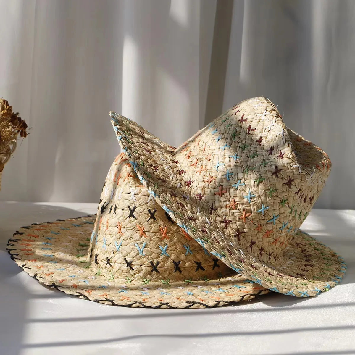 Broderies multicolores couvrant un chapeau de paille