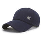 Casquette grise avec broderie en gros plan