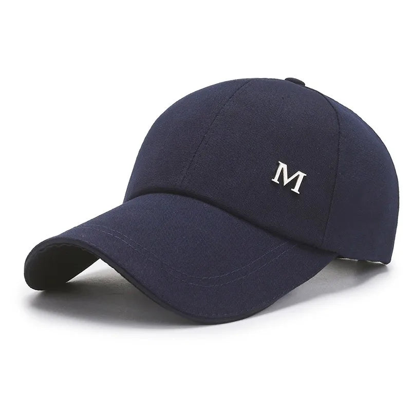 Casquette grise avec broderie en gros plan