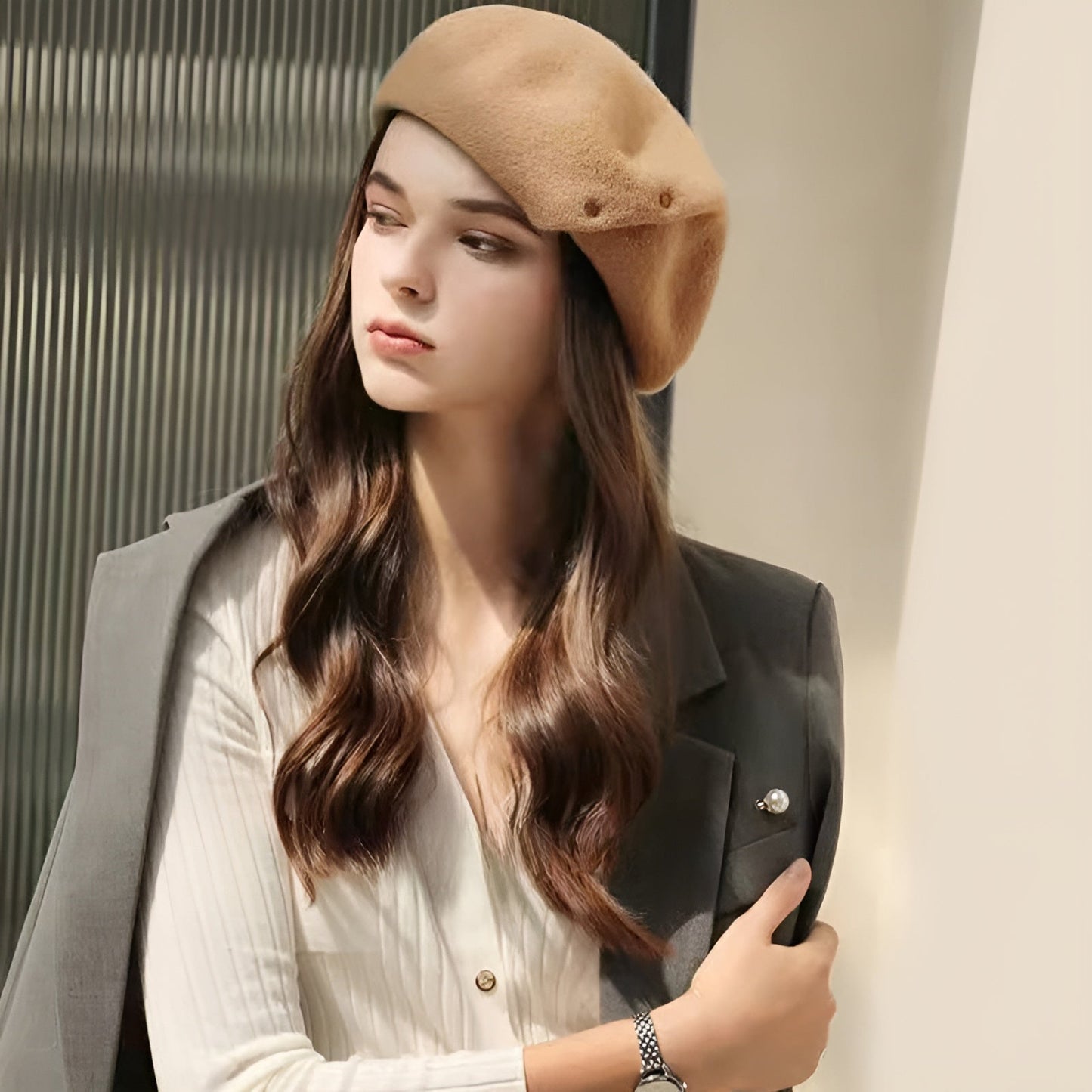 Béret en laine avec boutons dorés sur fond blanc