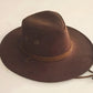 Chapeau cowboy en cuir avec ombre portée sur le sol