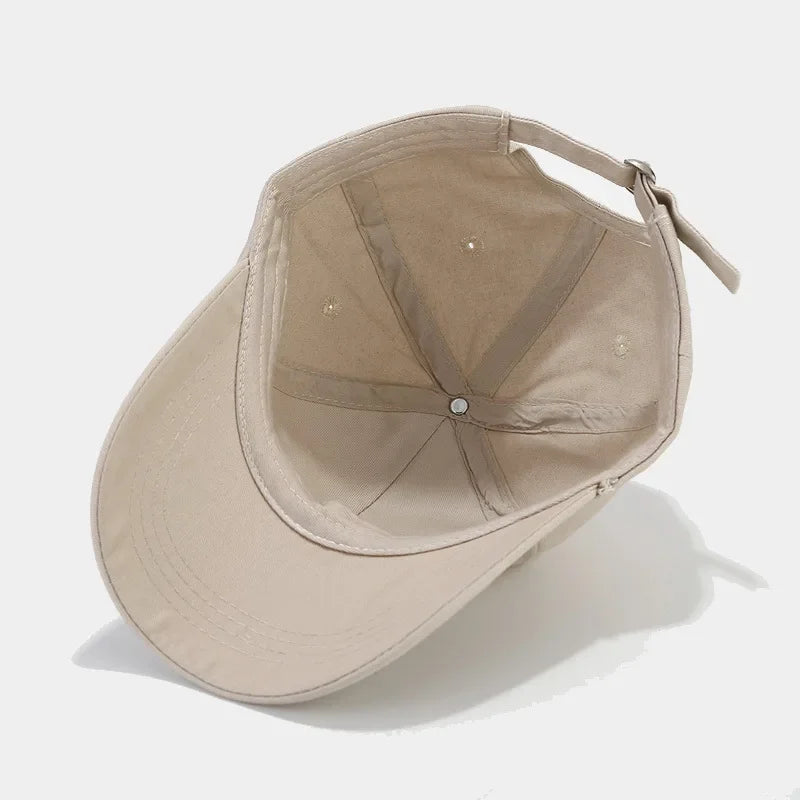 Vue arrière d'une casquette avec fermeture ajustable