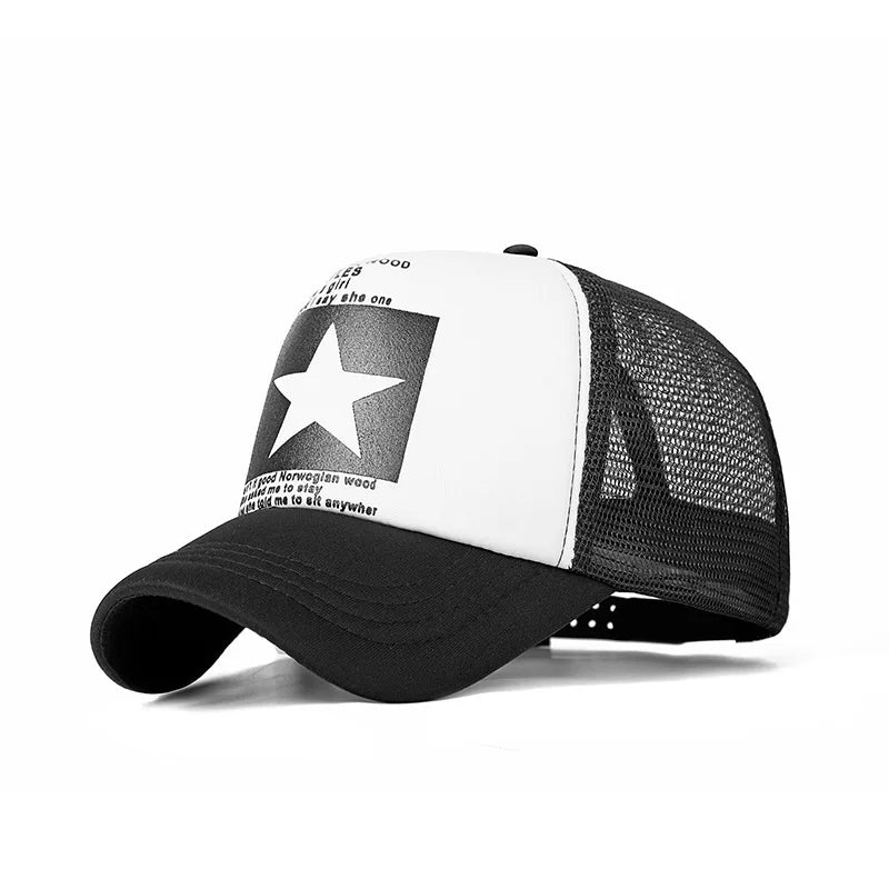 Zoom sur la visière d'une casquette trucker