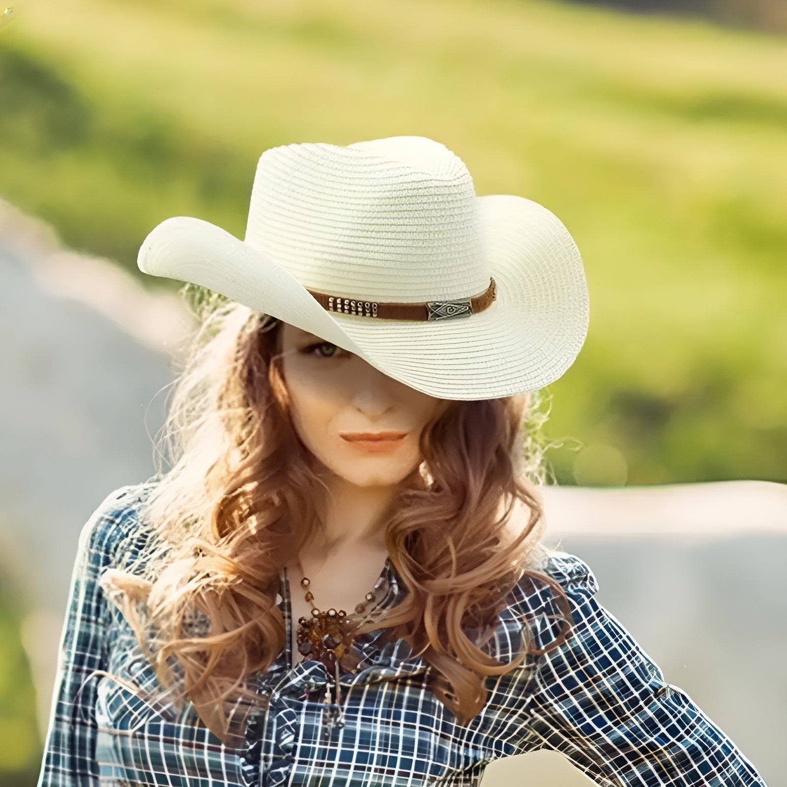 Chapeau de paille avec large bord ajustable sur fond blanc