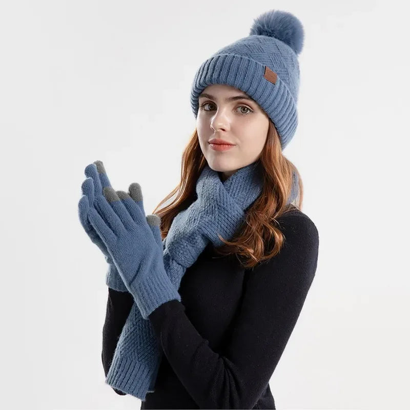 Ensemble bonnet, écharpe et gants présenté sur mannequin