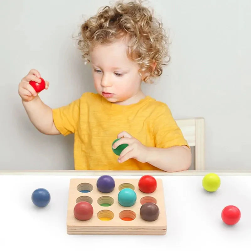 Boules en bois multicolores alignées sur une surface claire