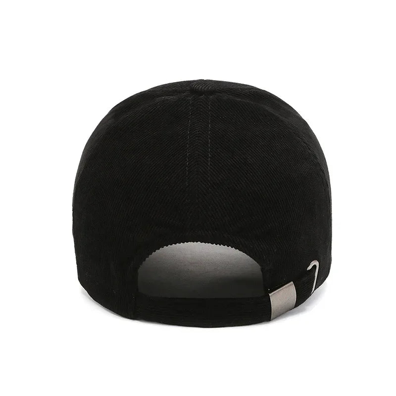 Casquette élégante en velours côtelé marron, vue de côté