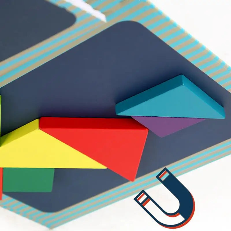 Tangram magnétique avec pièces en bois sur surface aimantée
