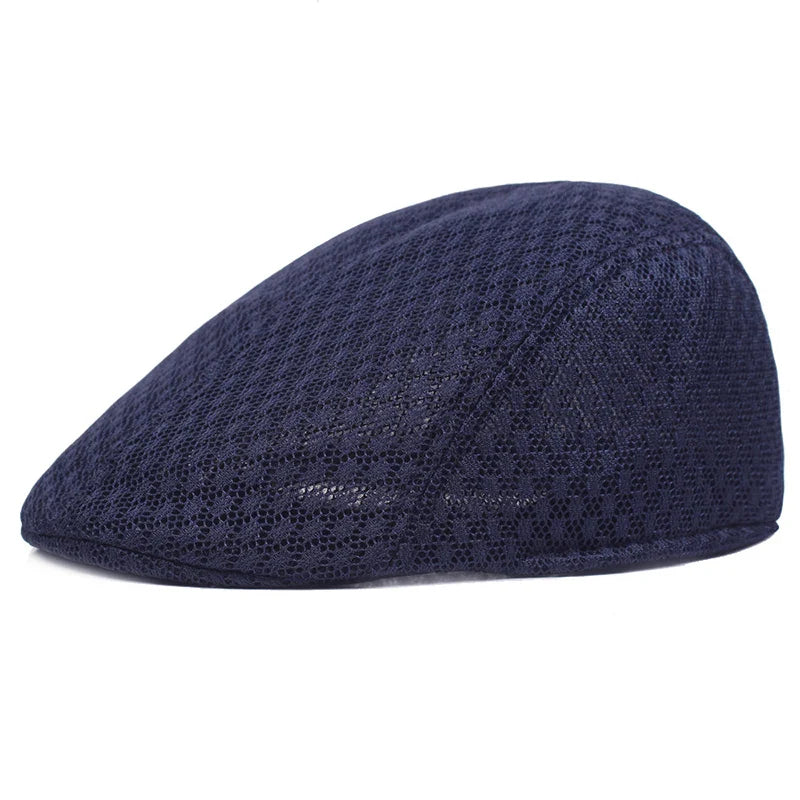 Béret en laine posé sur une chaise en métal