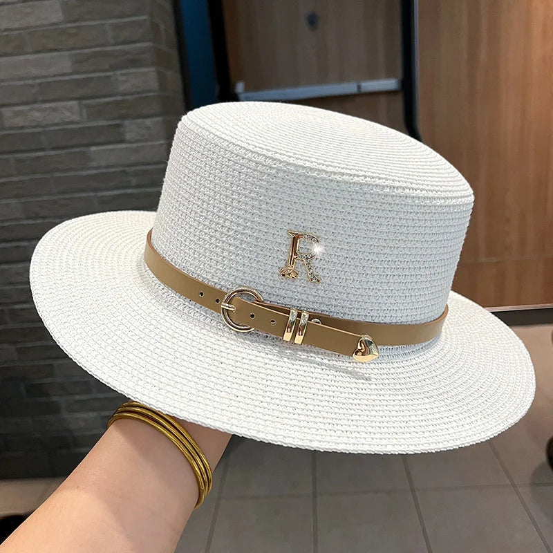 Chapeau de paille sur une chaise en osier