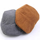 Gros plan sur un béret en velours, texture douce visible