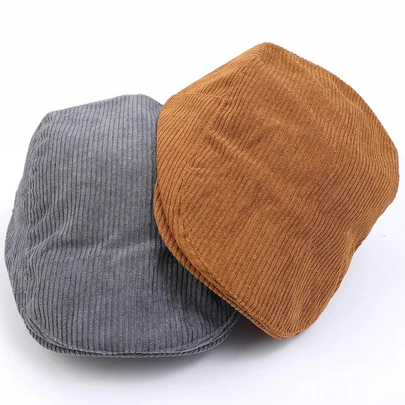 Gros plan sur un béret en velours, texture douce visible