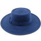 Gros plan sur le ruban d'un chapeau fedora gris anthracite