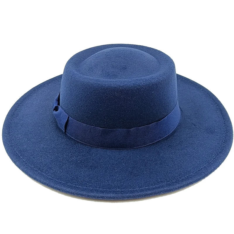Gros plan sur le ruban d'un chapeau fedora gris anthracite