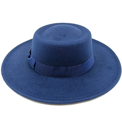 Gros plan sur le ruban d'un chapeau fedora gris anthracite