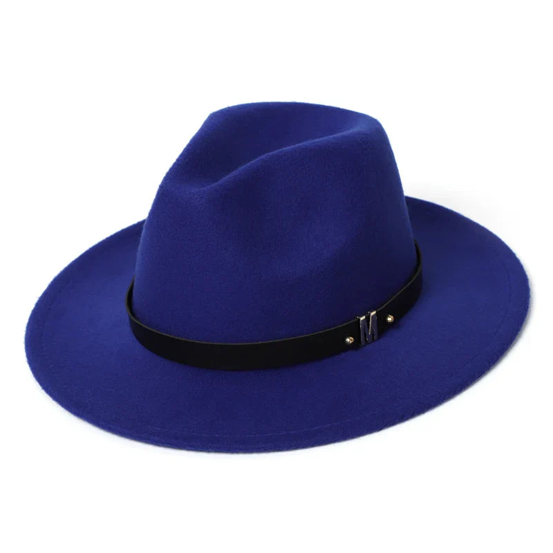 Chapeau Fedora sur mannequin avec fond flou