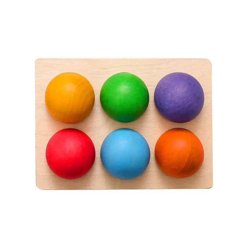 Ensemble de boules en bois sur une table, jeu éducatif