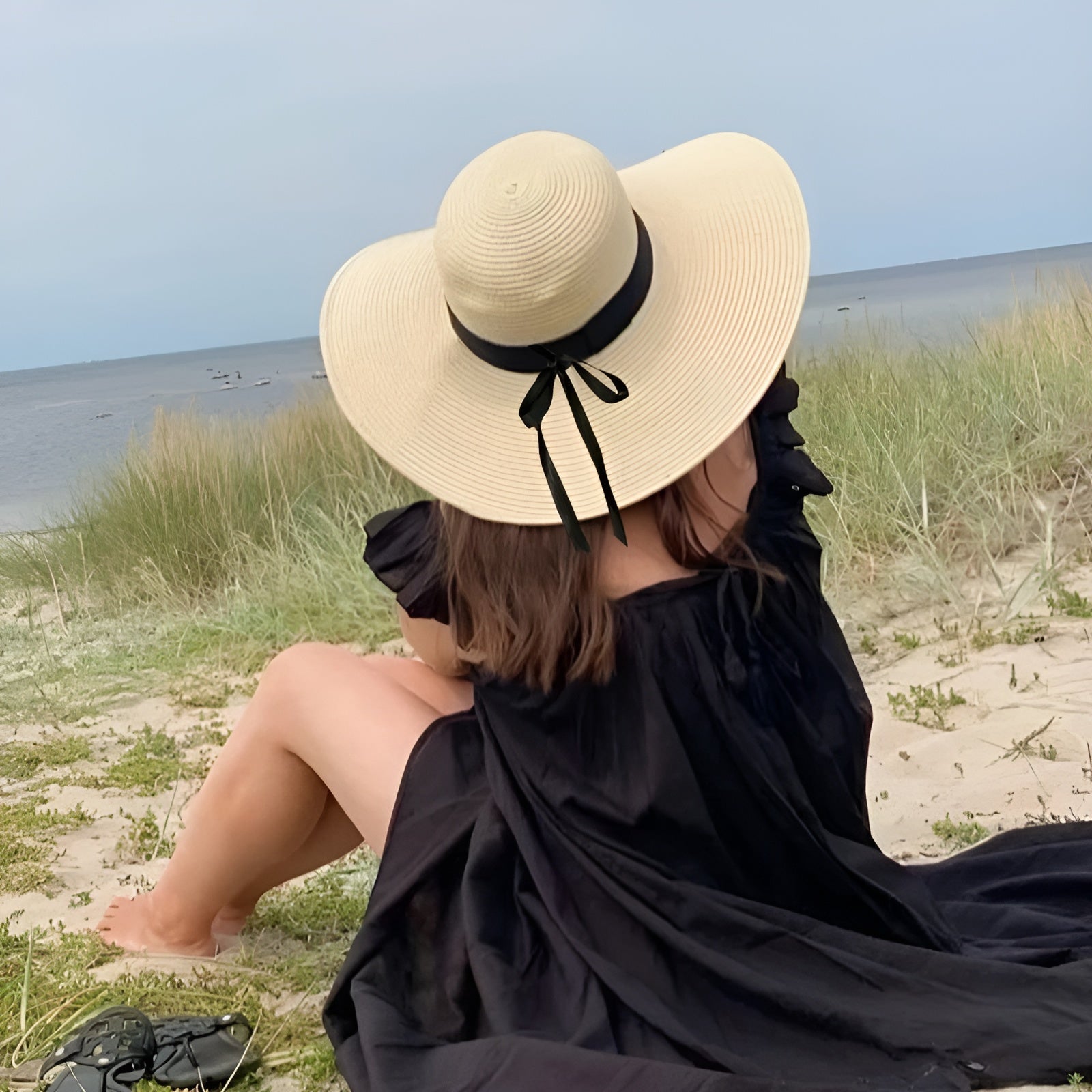 Chapeau de paille avec large bordure, posé sur une table en bois