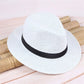 Chapeau de paille posé sur une chaise en osier
