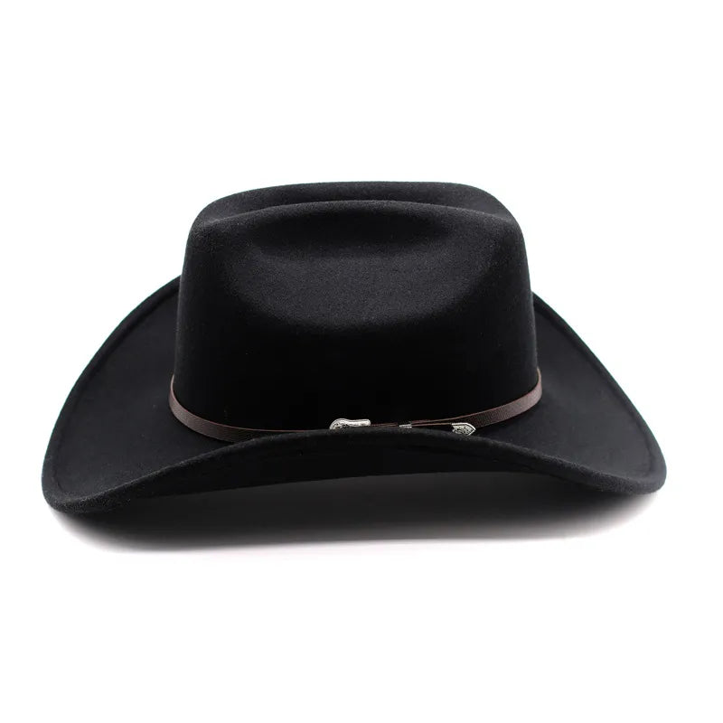 Homme portant un chapeau cowboy, regardant vers l'horizon