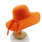 Vue de dessus d'un chapeau Fedora beige élégant