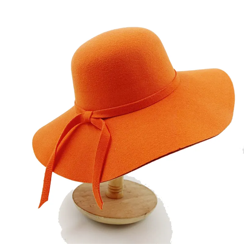 Vue de dessus d'un chapeau Fedora beige élégant