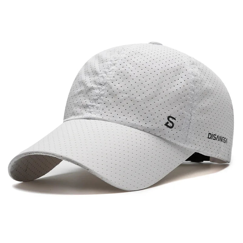 Gros plan sur la visière d'une casquette, couture soignée