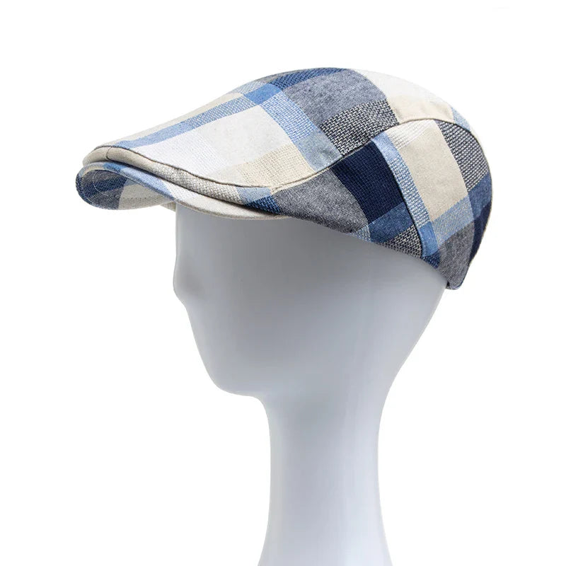 Béret rétro posé sur une surface en bois clair