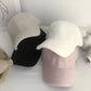 Gros plan sur le tissu texturé d'une casquette beige
