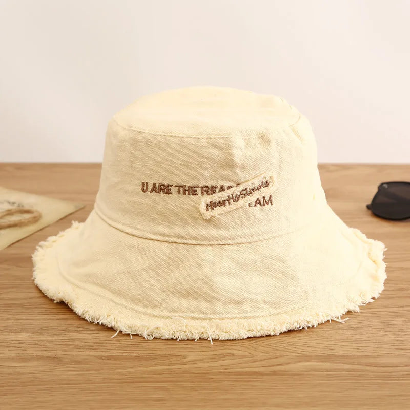 Gros plan sur le tissu respirant du bob ajustable