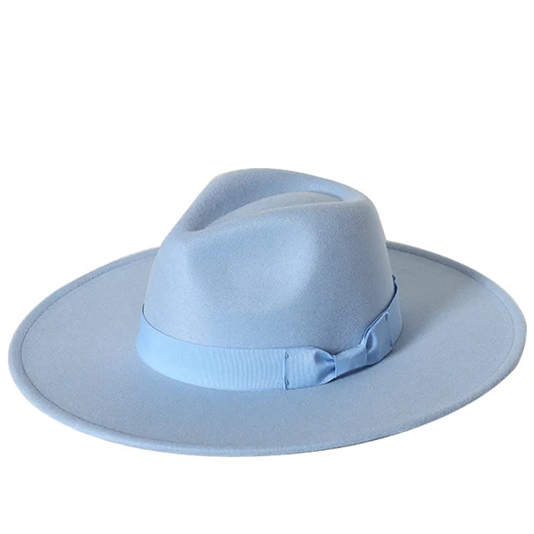 Chapeau Fedora coloré, vue de face sur fond uni