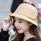 Femme portant un chapeau cloche élégant, profil gauche