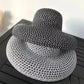 Chapeau de paille sur fond blanc, bord large visible