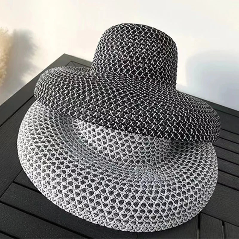 Chapeau de paille sur fond blanc, bord large visible