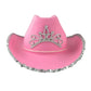 Chapeau cowboy suspendu à un crochet en métal