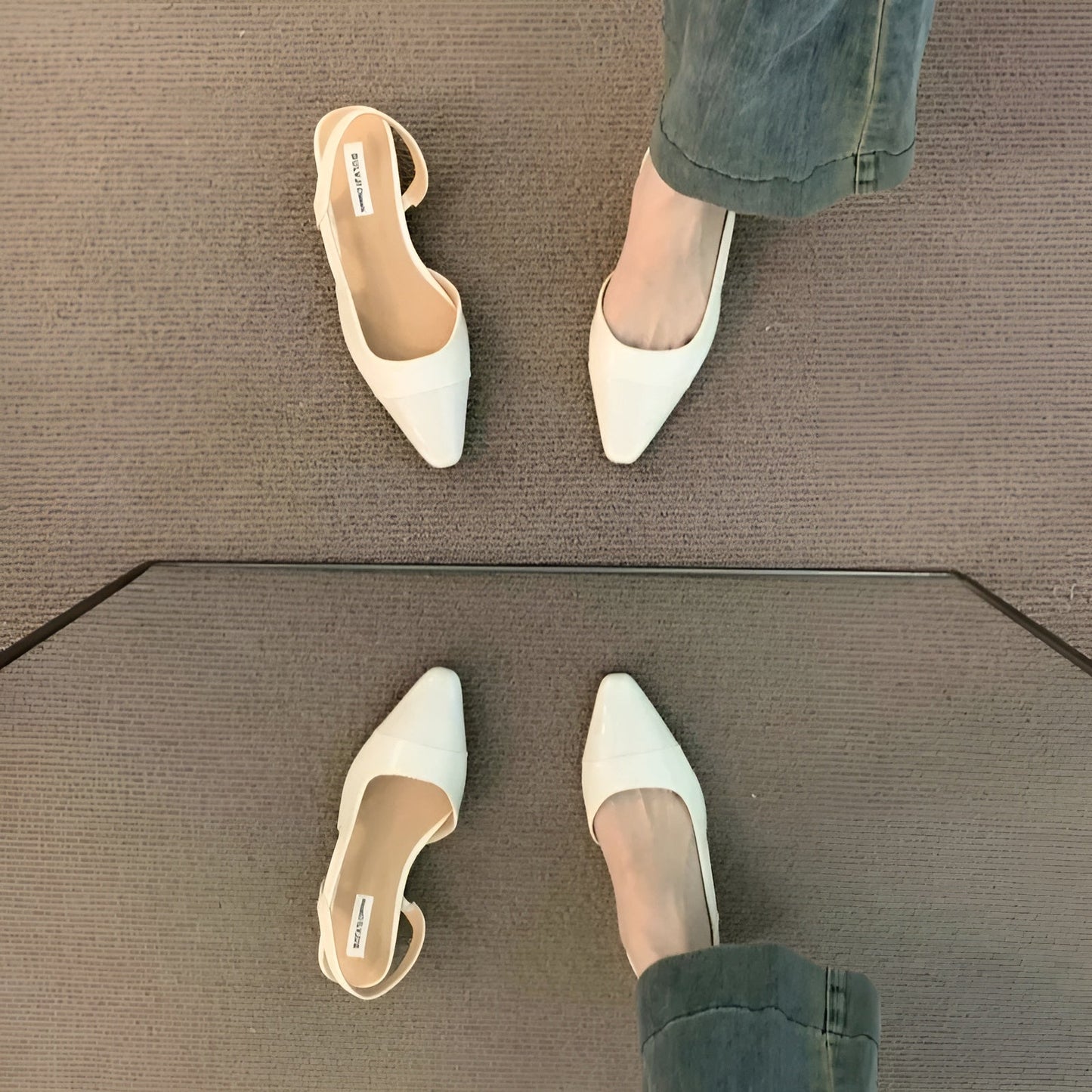 Ballerines sur fond neutre, soulignant le bout pointu