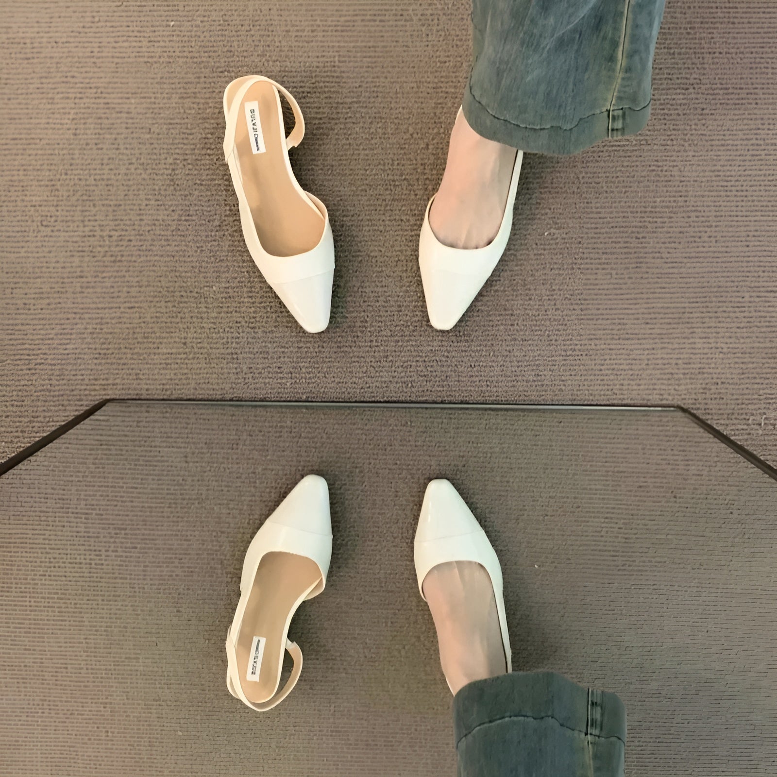 Ballerines sur fond neutre, soulignant le bout pointu