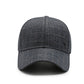 Vue de côté d'une casquette à motif discret