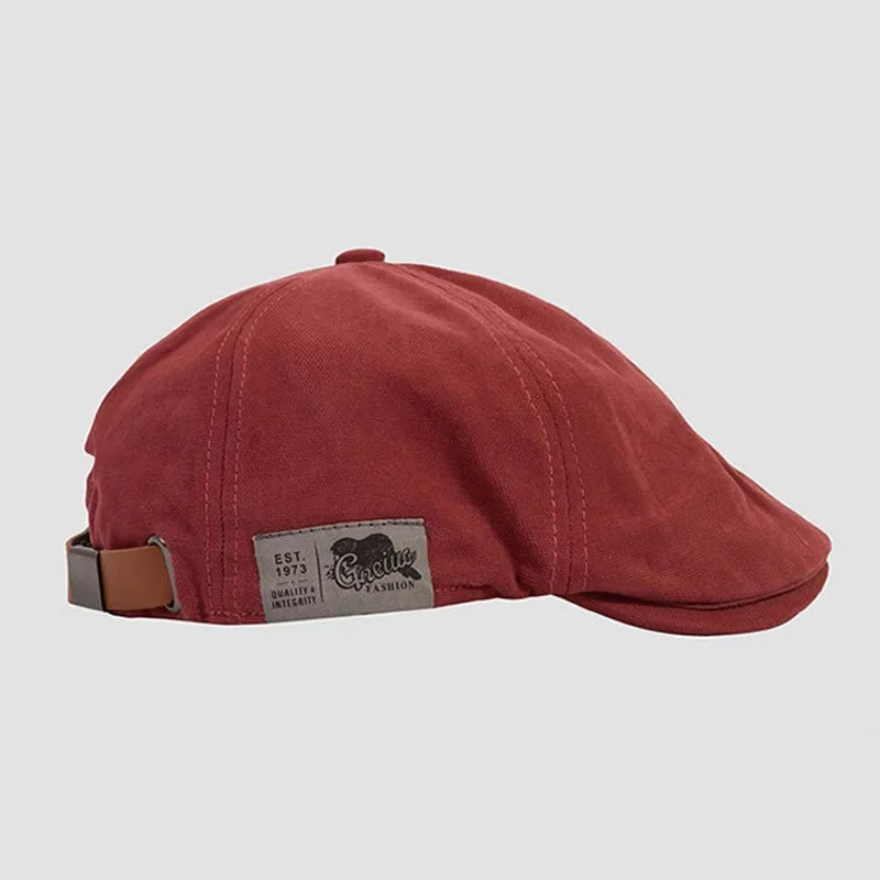 Homme souriant portant un béret avec style citadin