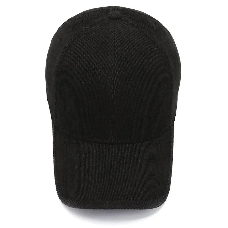 Casquette en velours côtelé gris, posée sur une table