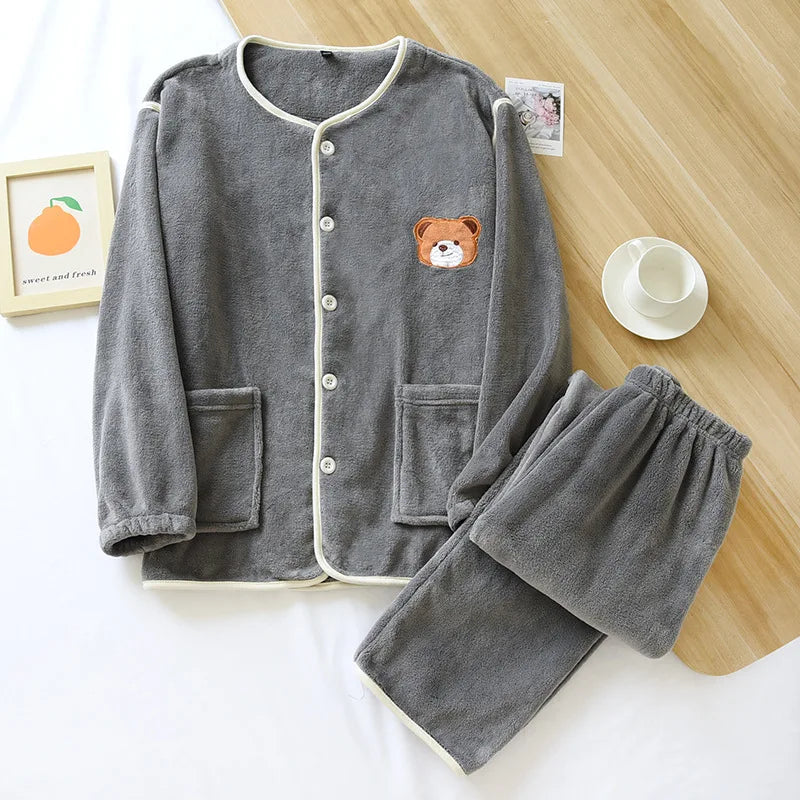 Pyjama polaire gris anthracite sur cintre, vue de face