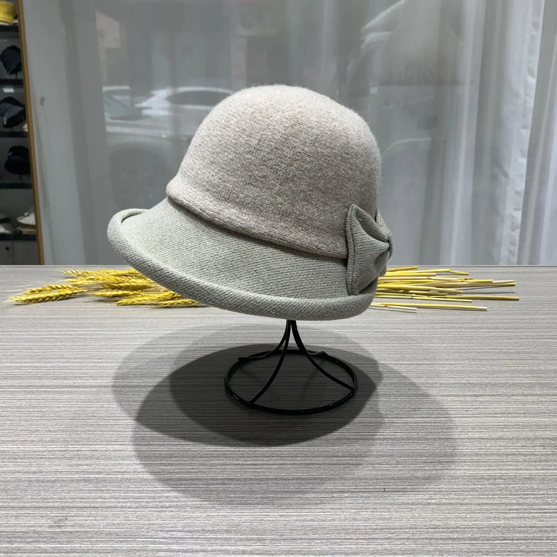 Chapeau cloche en feutre vert, bord légèrement incliné